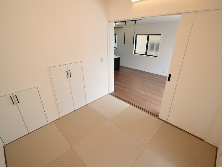 新築　高崎中居3丁目の和室|現地写真　リビング隣の和室はお子様の遊び部屋としてもちょうどいいですね♪							
