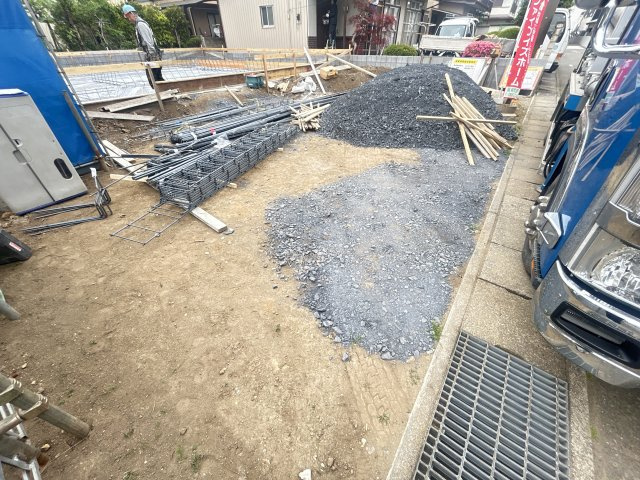 新築　高崎中居3丁目の駐車場|現地写真　駐車スペースは建物南側に4台分可能です！