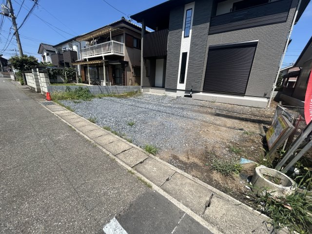 新築　高崎中居3丁目の駐車場|現地写真　駐車スペースは建物南側に4台分可能です！