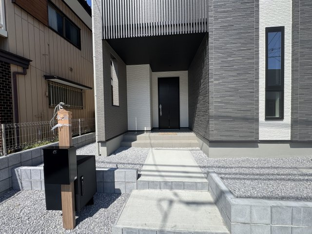新築　高崎中居3丁目の玄関|現地写真　ポストと一体型のTVモニターホンでセキュリティ安心！嬉しい宅配ボックス付き♪