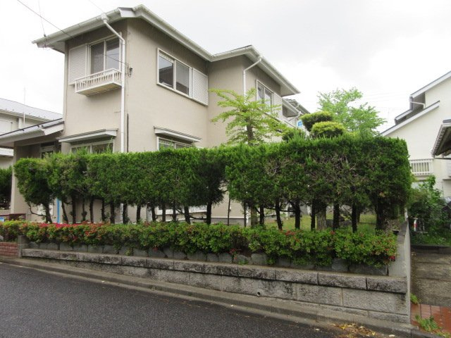 中古戸建　鳩山町松ヶ丘1-14-15（リフォーム住宅）の前面道路含む現地写真