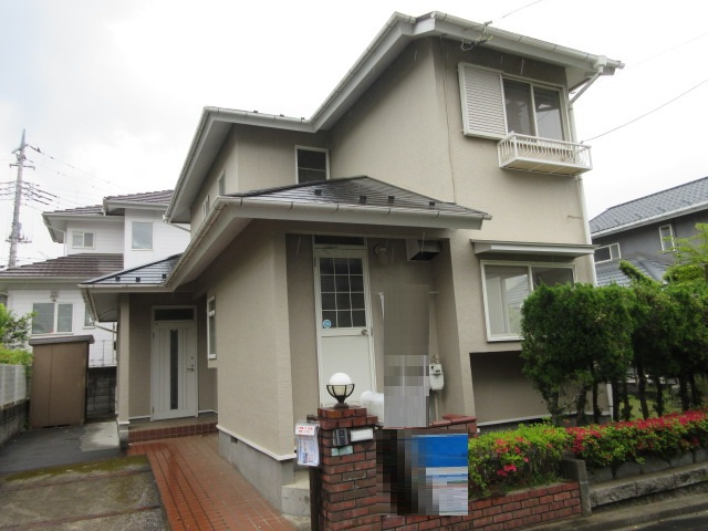 中古戸建　鳩山町松ヶ丘1-14-15（リフォーム住宅）の前面道路含む現地写真