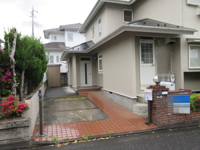 中古戸建　鳩山町松ヶ丘1-14-15（リフォーム住宅）の前面道路含む現地写真
