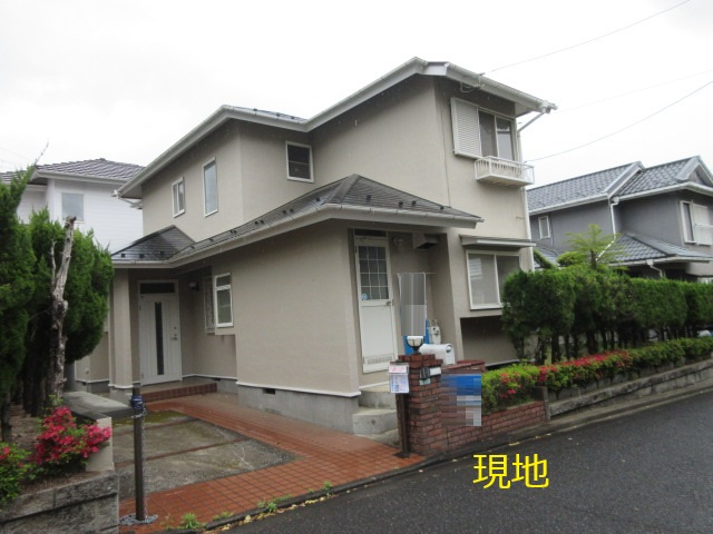 中古戸建　鳩山町松ヶ丘1-14-15（リフォーム住宅）の前面道路含む現地写真