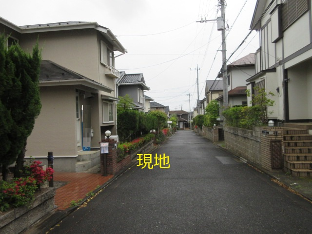 中古戸建　鳩山町松ヶ丘1-14-15（リフォーム住宅）の前面道路含む現地写真