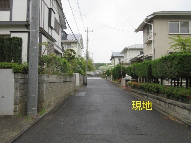 中古戸建　鳩山町松ヶ丘1-14-15（リフォーム住宅）の前面道路含む現地写真