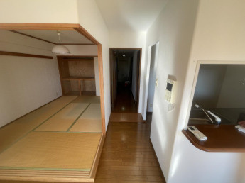 高知市桟橋通り4丁目アルファステイツ桟橋通Ⅱ　中古マンションの内装|廊下スペースもすっきり。各部屋への動線が良く、生活しやすい間取りです。