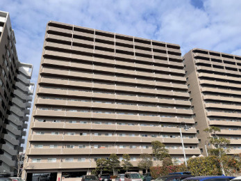高知市桟橋通り4丁目アルファステイツ桟橋通Ⅱ　中古マンションの外観|重厚感ある外観が魅力の分譲マンション。駅近で通勤・通学にも便利な立地です。