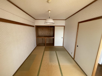 高知市桟橋通り4丁目アルファステイツ桟橋通Ⅱ　中古マンションの和室|広々としたLDKは家具配置もしやすく、家族団らんの時間が自然と増えます。