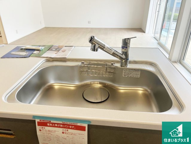 神戸市北区星和台　新築一戸建ての設備|清潔感のある洗面台です。フラットな鏡は掃除がしやすく毎日清潔！ホースは引き出して使えるので洗顔やお掃除の際に便利です！
