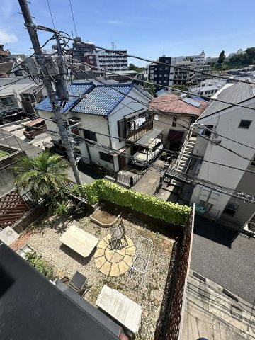 神奈川区子安台の庭|プライベート性が高く見晴らしの良いお庭です。陽当たりも良いのでガーデニングや家庭菜園も◎