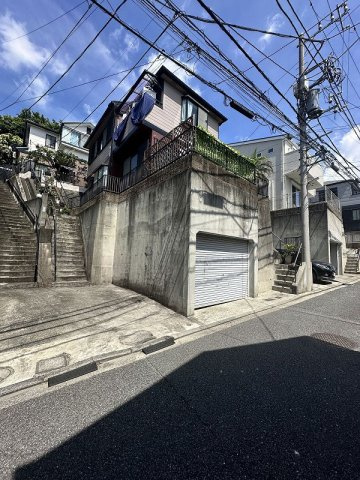 神奈川区子安台の駐車場|シャッター付きの車庫は大切の愛車を風雨から守ってくれますよ。