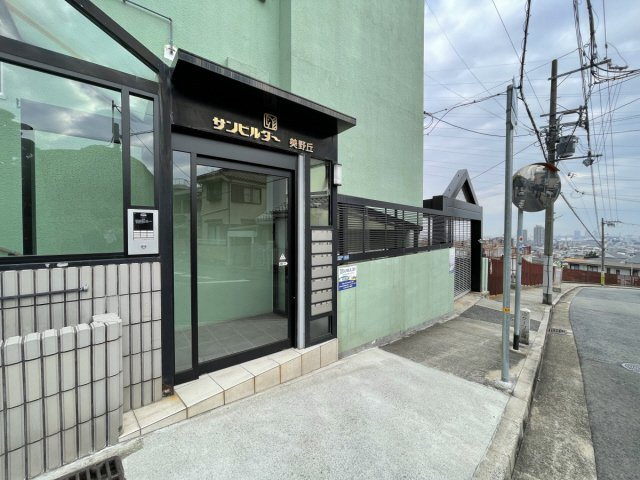 サンビルダー美野丘のエントランス
