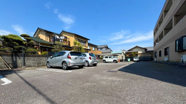 ヒールコート沢田の駐車場