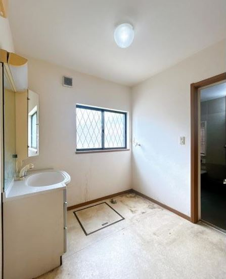 【中古】鶴ヶ島市柳戸町中古住宅の独立洗面台|朝の支度にも助かる、独立の洗面化粧台