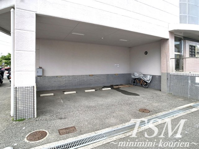 イーストヒルズ東香里の駐車場