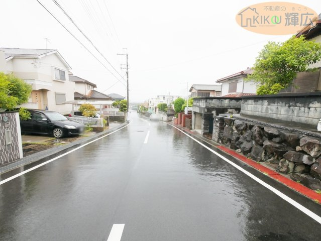 明石市大久保町高丘1丁目　中古戸建の前面道路含む現地写真