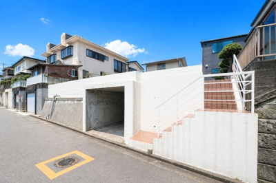 【前面道路含む現地写真】 | ◆鎌倉市腰越1丁目　建築条件なし売地◆ | ◆その邸が魅せる、気品・上質・重厚感・極細やかさ、そのすべては訪れた者に安らぎと品性を与える特別な空間です。ここに住むからこそ意味がある。すべての（始まり）をここから迎えます。