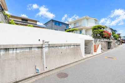 【前面道路含む現地写真】 | ◆鎌倉市腰越1丁目　建築条件なし売地◆ | ◆土・日・祝日は、当社スタッフによる現地案内会を実施しております。もちろん平日のご案内も可能です。お気軽にご相談ください！！