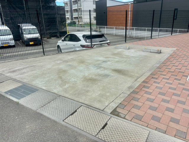 レガーロ阿保イーストの駐車場