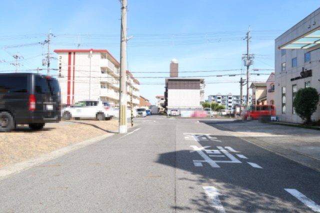 栗東市下鈎　中古戸建の前面道路含む現地写真