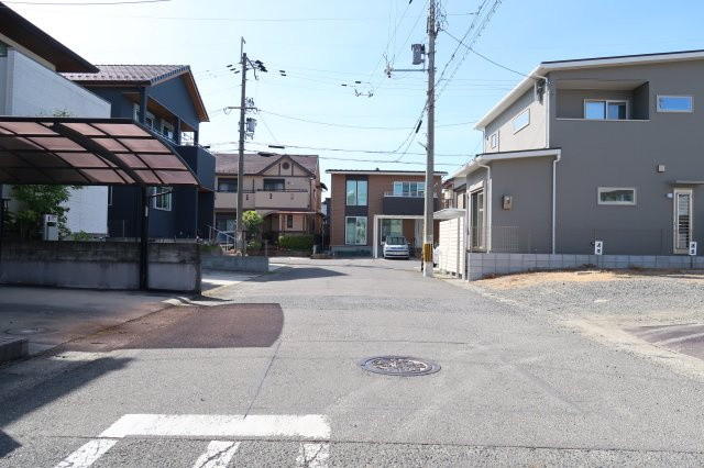 栗東市下鈎　中古戸建の前面道路含む現地写真