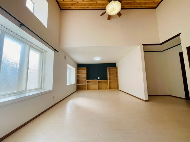 【人気の平屋住宅】釧路町遠矢南4丁目　中古住宅の居間・リビング|リビングダイニング16帖