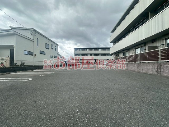 フロレゾンB棟の駐車場|駐車場があるので、車を買う予定の方も安心です