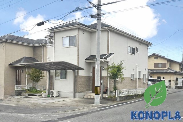 【中古戸建】高崎市大八木町の外観|■外観｜外壁のアクセントカラーがシックな外観です。シンプルなデザインでありながらも「個性」を損なわず、お客様一人ひとりの暮らし方にフィットします。
