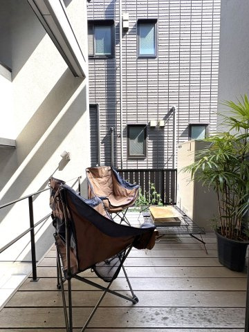 SHONAN MODERN VILLA — 辻堂、大人の感性に住む家のバルコニー