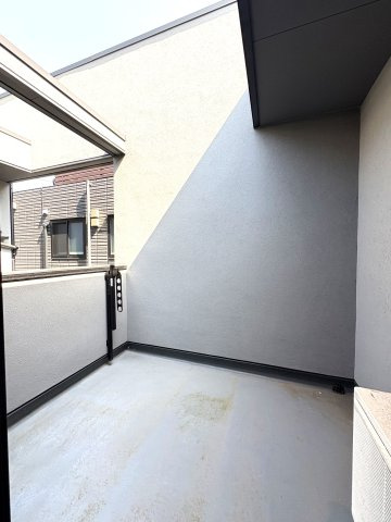 SHONAN MODERN VILLA — 辻堂、大人の感性に住む家のバルコニー