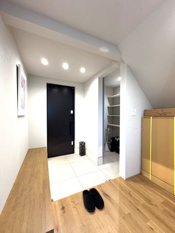 SHONAN MODERN VILLA — 辻堂、大人の感性に住む家の玄関