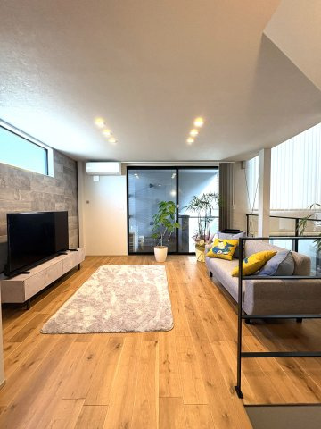 SHONAN MODERN VILLA — 辻堂、大人の感性に住む家の居間・リビング