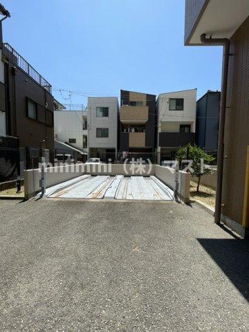 メゾンドーム三軒家の駐車場