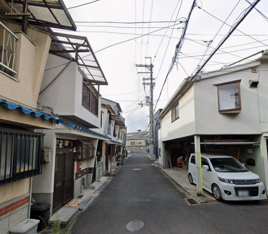 大阪府東大阪市　戸建投資物件「若江岩田駅徒歩11分」の前面道路含む現地写真