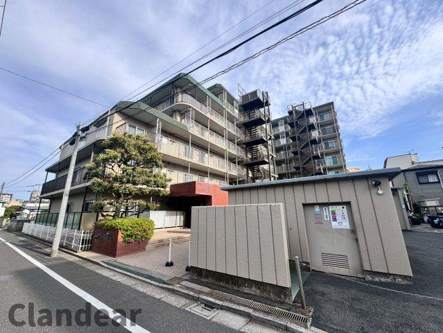 亀有グリーンマンションの外観|ドキドキの新生活も、安心してスタート。ぴったりの住まいを見つけませんか？クランディアが一緒に住まい選びをサポートします‼　まずは、お気軽にお問合せください　＃クランディア