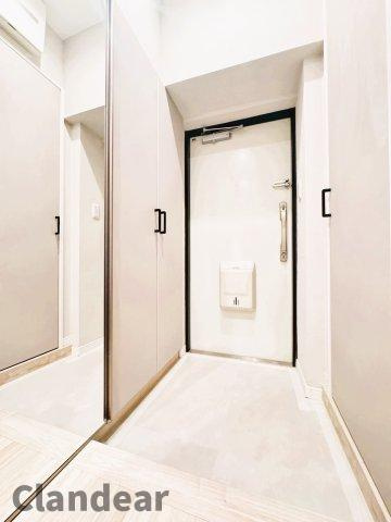 亀有グリーンマンションの玄関|ドキドキの新生活も、安心してスタート。ぴったりの住まいを見つけませんか？クランディアが一緒に住まい選びをサポートします‼　まずは、お気軽にお問合せください　＃クランディア
