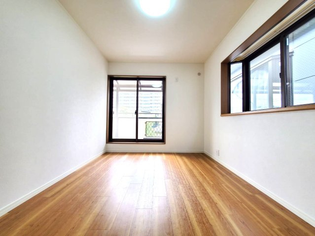 八潮市　垳　中古戸建　の洋室|明るい洋室です