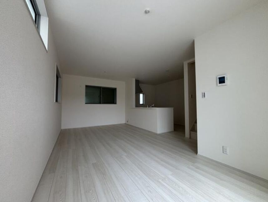 大久保町松蔭戸建の居間・リビング