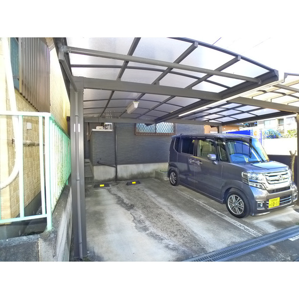 ヒルズＡの駐車場