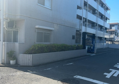 【庭】 | クリオ西王子壱番館 | 物件によっては、入居者が個人的に使用できる専用庭がついているものもあります。また、住宅の中にある土間の部分を庭と呼ぶこともあります。庭の用途は住む人によって変わり、それによってデザインもさまざまです。