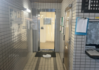 【エントランス】 | クリオ西王子壱番館 | マンションのエントランスには、もともと風よけや防犯の役割がありますが、マンションによって宅配ボックスなどの設備が備わっている所もあります。日々の生活をイメージしながら生活しやすさをチェックしましょう。