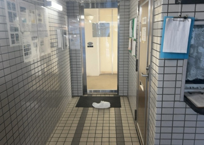 【ロビー】 | クリオ西王子壱番館 | ロビーというと、エントランスと何がちがうの？と思いますよね。実はロビーとエントランスには明確な決まりはありません。物件によっては、エントランスを入って広がるある程度の広さのある空間がロビーとなります。