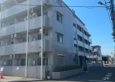 【現況写真】 | クリオ西王子壱番館 | 道幅が広い場所は日当たりや風通が良好です。幅が広いのですれ違いも可能ですし大きな車でも駐車可能！一方で、大型車が通ることも多くなるため交通量の増加により騒音に繋がります。また土地の値段が高くなります。