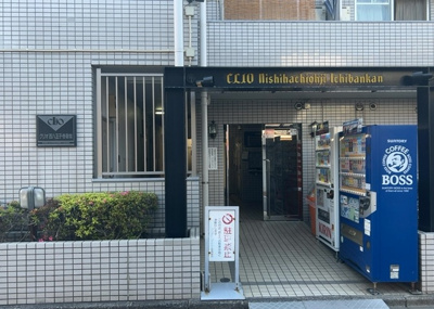 【玄関】 | クリオ西王子壱番館 | 玄関は家の顔でもあり、家族以外の目にも止まる場所です。玄関は外との間を仕切る扉、靴などをしまっておく収納スペース、靴脱ぎのたたきスペース、来客とのやり取りをするドアホンなど複数のアイテムからなります。