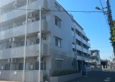 【外観】 | クリオ西王子壱番館 | 外観はマンション管理がされているかの目安になります。築年数が古いと、壁面は劣化してひび割れが生じることも！建物が古びていても細かいところが修繕されていると、きちんと管理されているなぁと感じるでしょう。