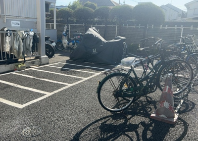 【駐車場】 | クリオ西王子壱番館 | 車一台あたりに必要なスペースは、標準サイズの普通自動車で横幅2m50cm、長さ5mは必要になります。ただし、乗降のことも考慮して横幅3m30cm、長さ5m50cmほどは確保できるところを選びましょう。