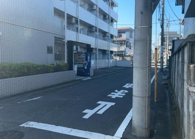 【駐車場】 | クリオ西王子壱番館 | 駐車場と明記されていても、最小スペースでつくられた駐車場だと大型車は駐車できなかったり、出入りしにくくなったりする可能性があります。お車のサイズと購入したい物件の駐車場のサイズを現地で確認しましょう。