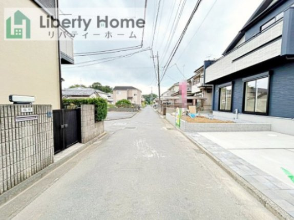 牛久市さくら台1丁目5期　新築戸建の前面道路含む現地写真