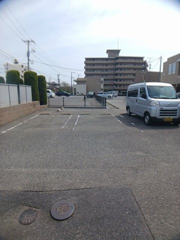 モダングランツＥの駐車場